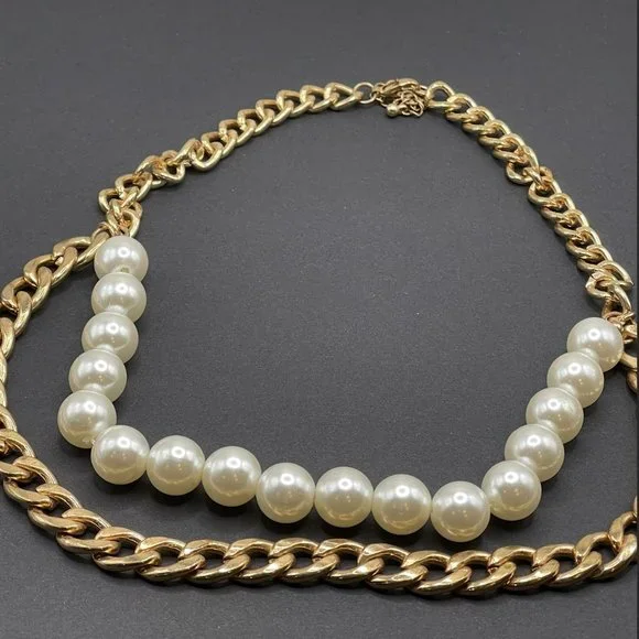 N10- Gold chain with medium size faux pearls - Picture 1 of 3